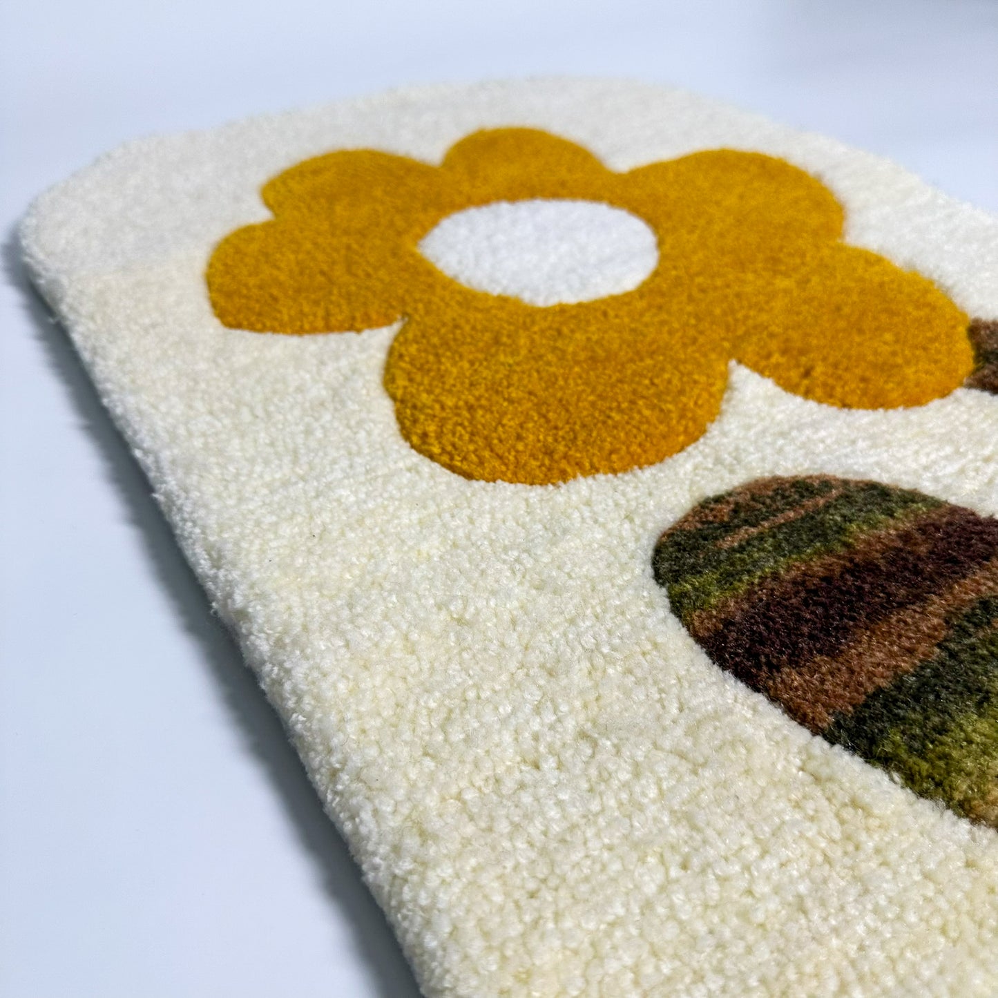 Kremsi Çiçekli Dekoratif Tufting Halı