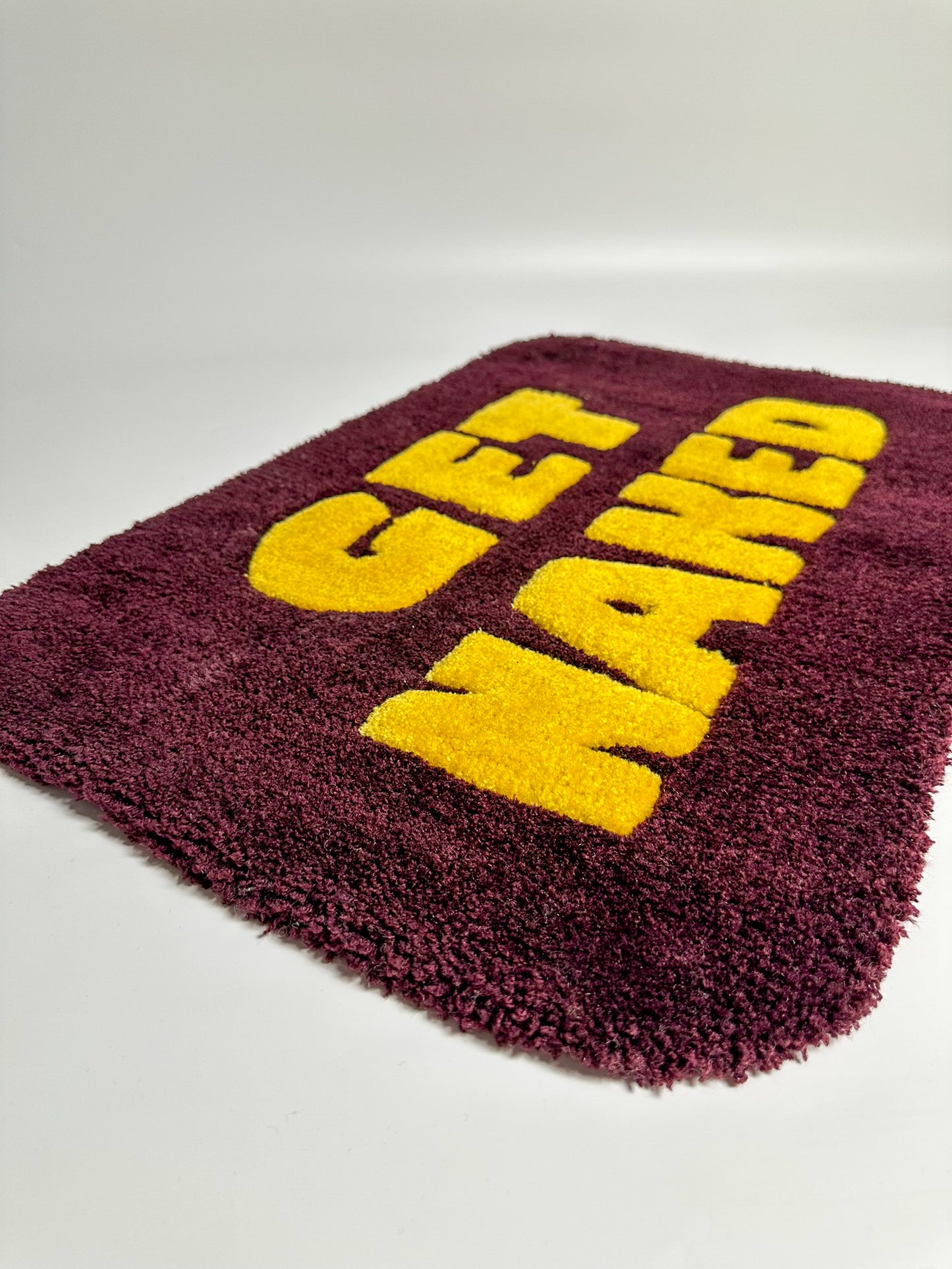 “Get Naked” Yazılı Bordo El Yapımı Tufting Halı, Paspas