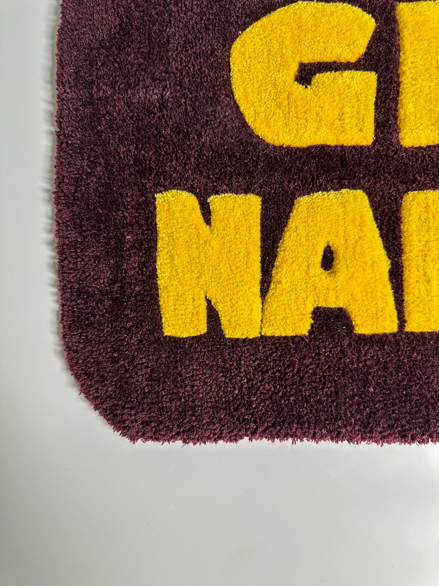 “Get Naked” Yazılı Bordo El Yapımı Tufting Halı, Paspas