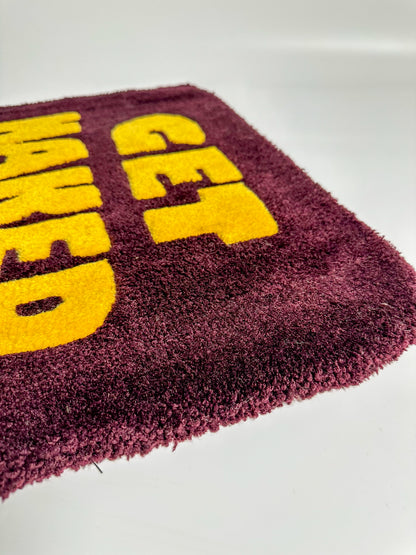 “Get Naked” Yazılı Bordo El Yapımı Tufting Halı, Paspas