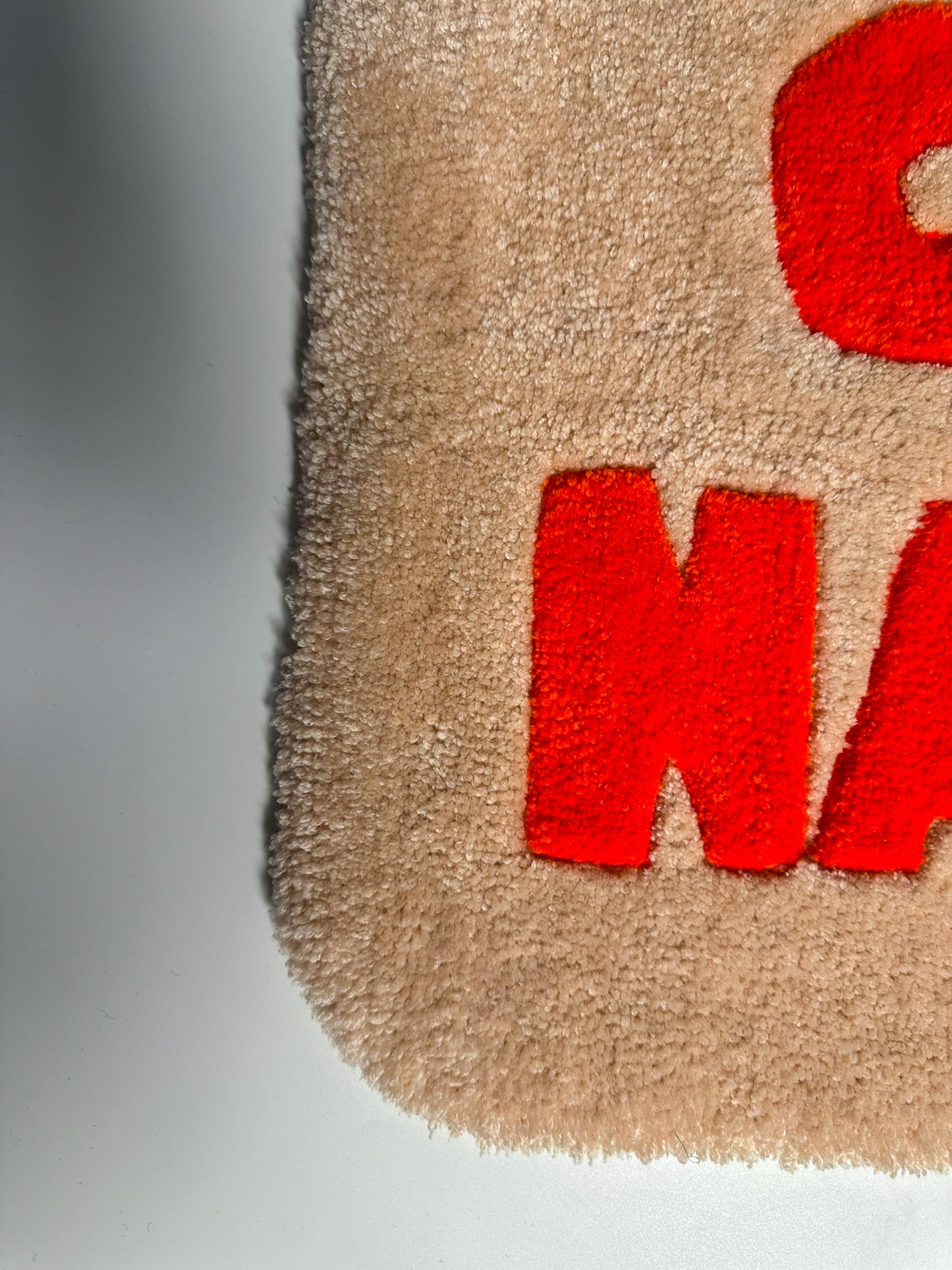 “Get Naked” Yazılı Bordo El Yapımı Tufting Halı, Paspas