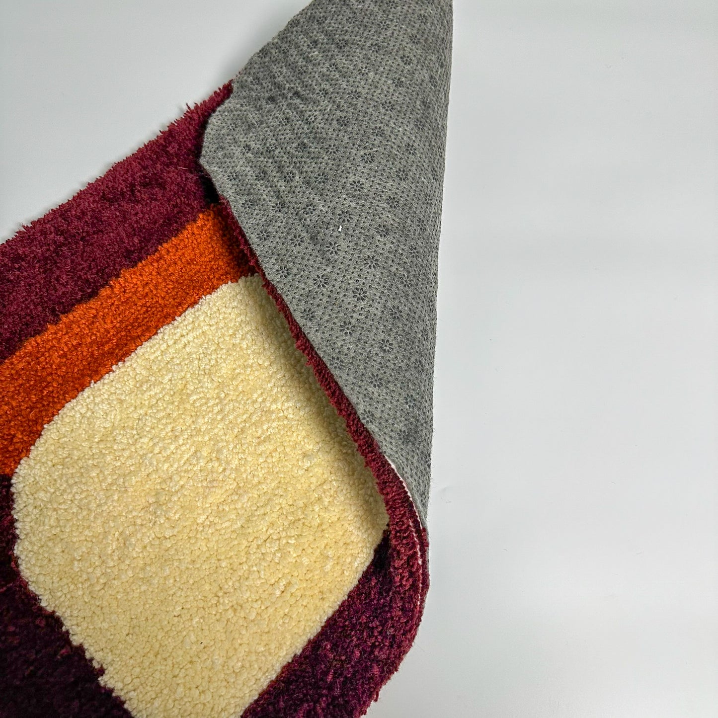 Crimson Waves – Modern Handmade Decorative Tufted Rug