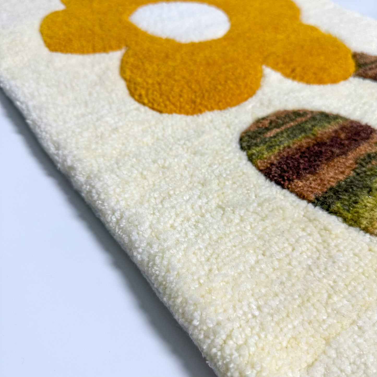 Kremsi Çiçekli Dekoratif Tufting Halı